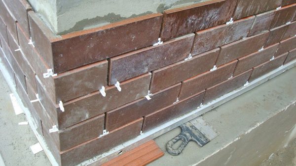 Com processar els fonaments d’una casa fora de la humitat