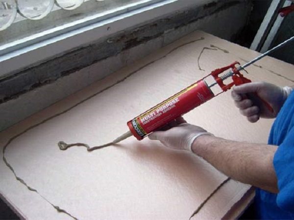 Cách dán xốp lên trần bê tông
