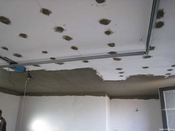 Cách dán xốp lên trần bê tông