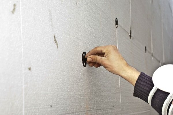 Cách dán xốp lên trần bê tông