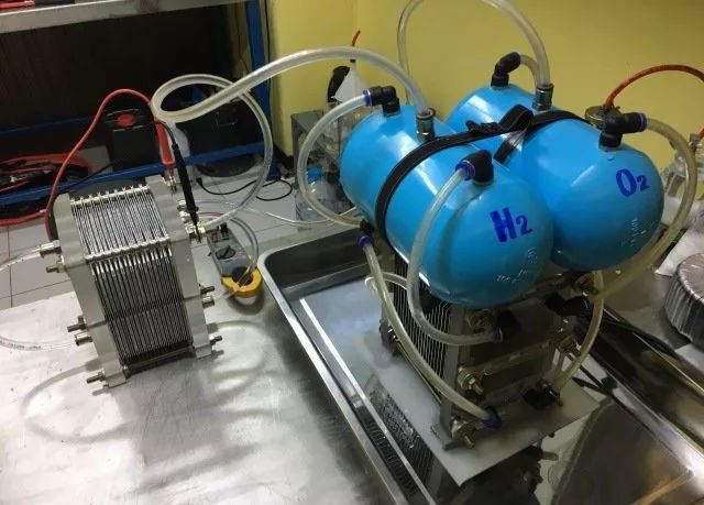 Wat is een waterstofgenerator en hoe maak je deze zelf?