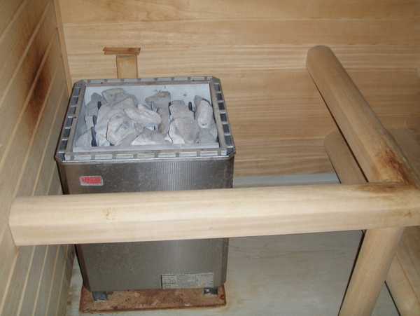 Kahoy na bakod para sa kalan ng sauna. Ito ay kung walang mga bata sa paliligo