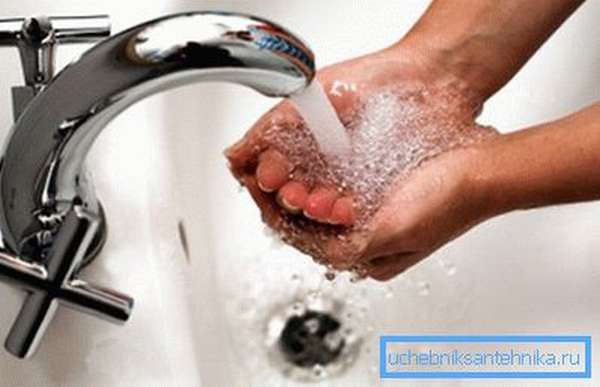 Om de mixer te laten werken, is een overmatige druk in het watertoevoersysteem vereist.
