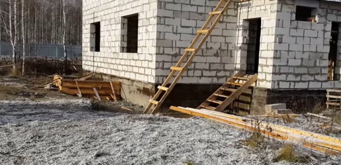 Mặt tiền của ngôi nhà trước khi cách nhiệt và hoàn thiện