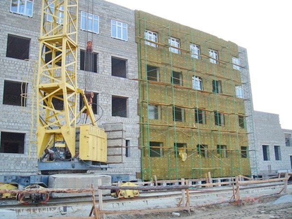 La facciata della casa è rivestita con lana minerale di basalto marca Isover FASAD 80 per il successivo rivestimento mm
