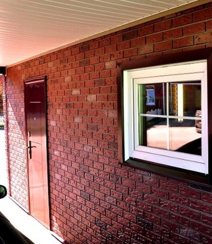 Fasadepaneler med isolasjon for utvendig dekorasjon av huset
