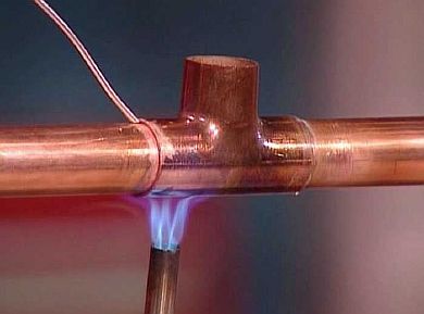 Larawan - Ang pag-Brazing ng mga tubo na tanso para sa underfloor heating
