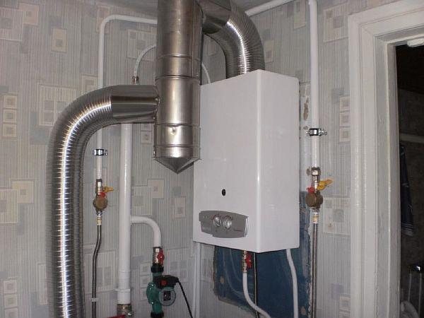 Foto - conectarea unui cazan pe gaz montat pe perete cu o ondulație