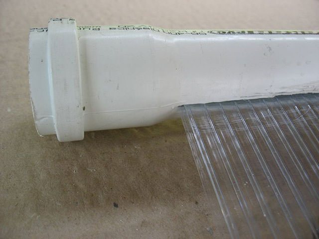 Fragmento de un colector solar de tubo de plástico y policarbonato celular