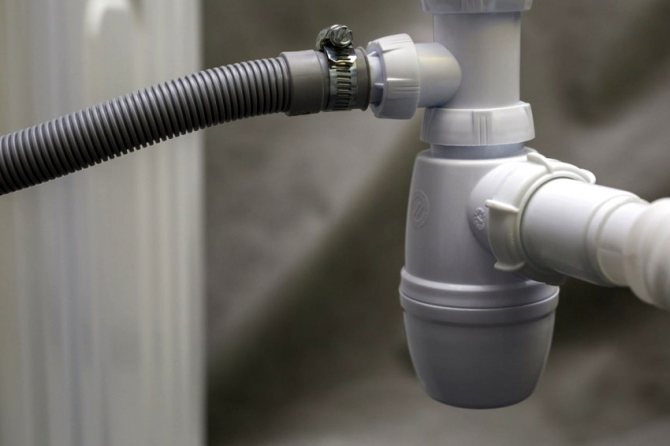 Hydraulinen tiiviste voi olla putkiston sisällä, mutta useimmiten se asennetaan erikseen