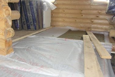 Hydroizolace a parozábrana podlahy v dřevěném domě