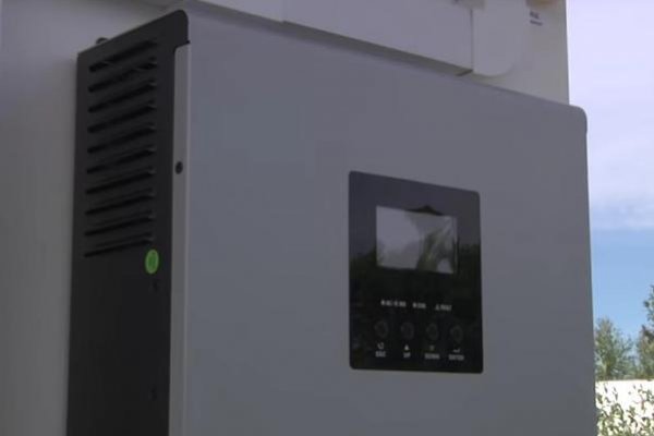 Invertteri - jännitteenmuunnin 220 V: iin