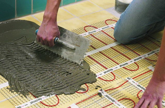 אנו משתמשים בחימום תת רצפתי חשמלי בבית כפרי או בבית כפרי 4