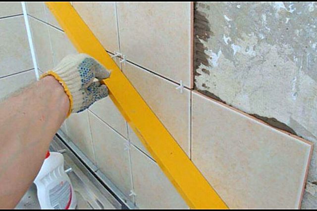 Paano ipadikit ang mga tile sa isang cinder block