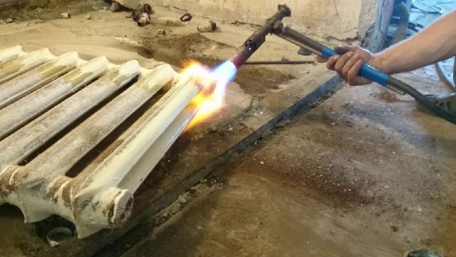 Jak rozebrat starou litinovou baterii