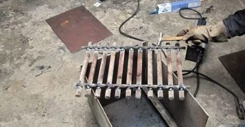 Hogyan készítsünk rostélyrudakat a sütő számára a saját kezével