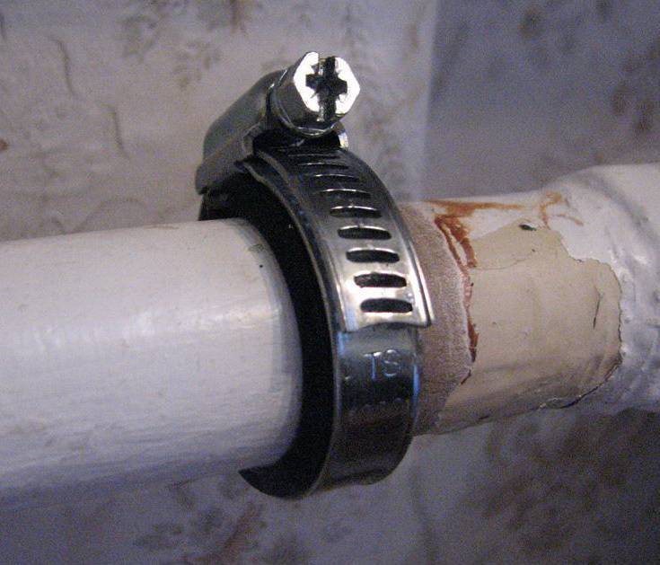Hoe een lek in een verwarmingsbuis te verhelpen, mechanische afdichting van een gat en chemisch afdichten van een lek