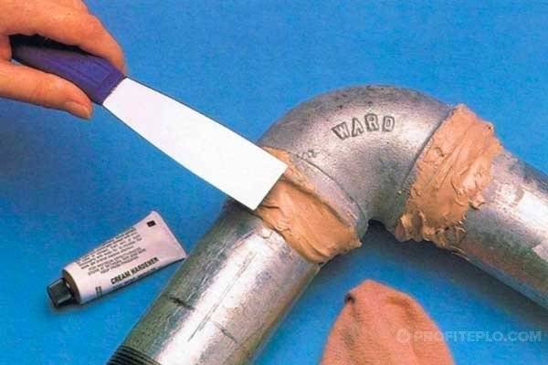 Hoe een lek in een verwarmingsbuis te verhelpen, mechanische afdichting van een gat en chemisch afdichten van een lek