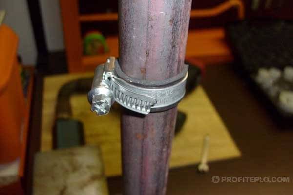 Hoe een lek in een verwarmingsbuis te verhelpen, mechanische afdichting van een gat en chemisch afdichten van een lek