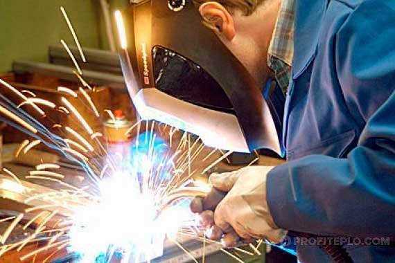 Hoe een lek in een verwarmingsbuis te verhelpen, mechanische afdichting van een gat en chemisch afdichten van een lek