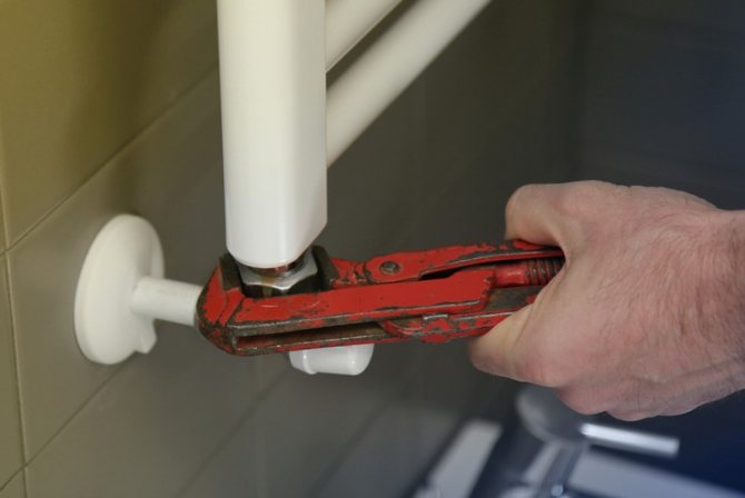 Hogyan szabadítsuk fel a levegőt egy fűtött törölközőtartóról