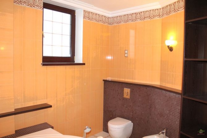 Welke materialen kunnen niet worden gebruikt om de badkamer te versieren