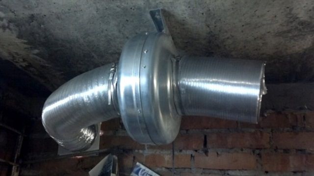 Ventilator de conductă într-o carcasă