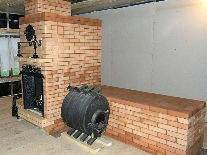 Brick stove na may mga sangkap ng cast iron