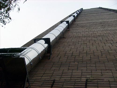 Stavba průmyslového komína s krátkou fasádou