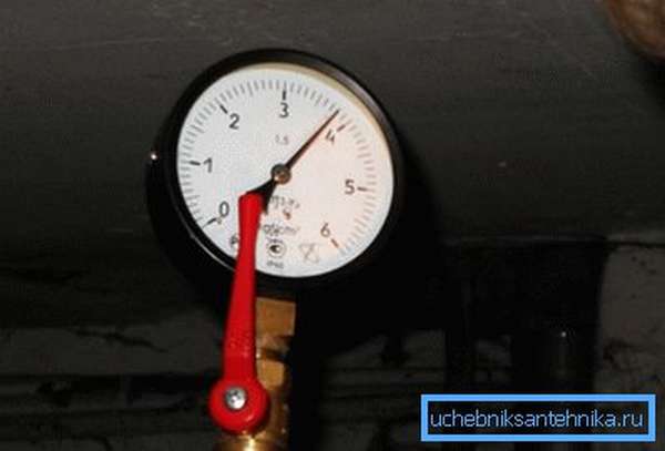 De manometer op de foto toont 3,8 kgf / cm2. De waarde is vrij standaard.
