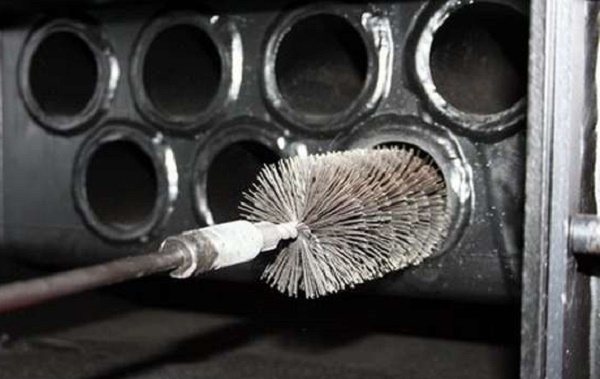 Nettoyage mécanique du four avec une brosse