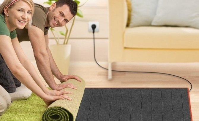 Piso cálido móvil debajo de la alfombra.
