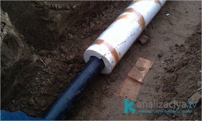 Montaż izolacji termicznej rur kanalizacyjnych