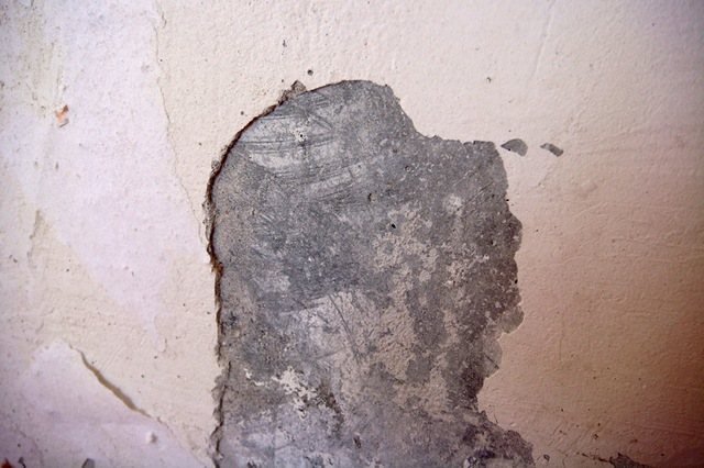 Ang hindi matatag na kapalaran ng plaster ay aalisin nang walang panghihinayang. At mas madalas nagtatapos ito sa isang kumpletong pagtanggal ng lumang layer ng plaster.
