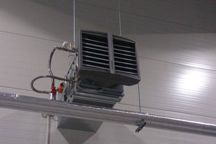 Dispozitiv de conducte de încălzire și principiul de funcționare a circuitului de încălzire a schimbătorului de căldură pentru ventilația alimentării cu apă