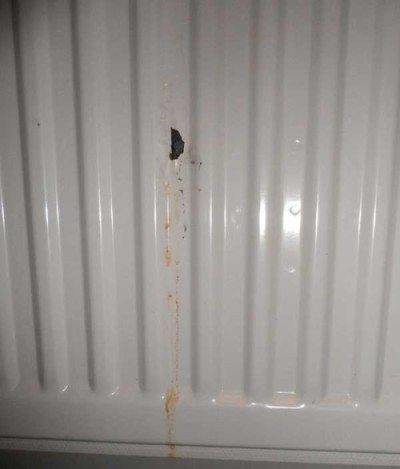 Et af billederne af den lækkende Prado-radiator