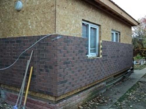 De afwerking van de basis op schuim is beter. Isolatie van de kelder en fundering van buitenaf: opeenvolging van acties 05