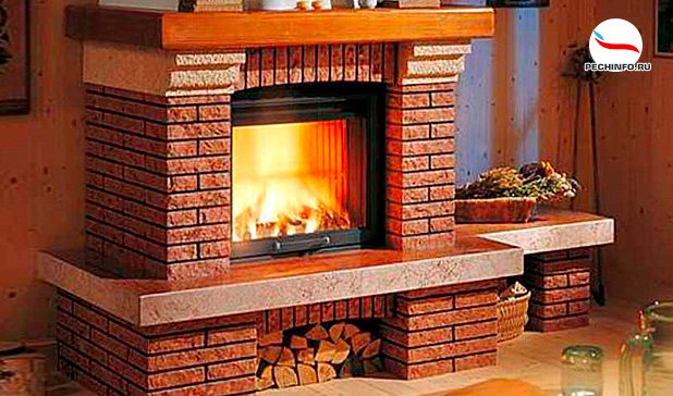 Decorazione del camino con terracotta