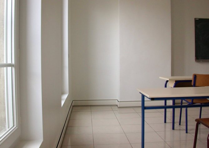 Aquecimento com rodapé elétrico aquecido em um auditório escolar