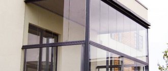 Panoramische beglazing van een balkon: soorten en kenmerken van technologie