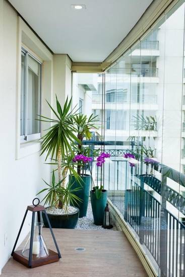 Panoramische beglazing van een balkon: soorten en kenmerken van technologie
