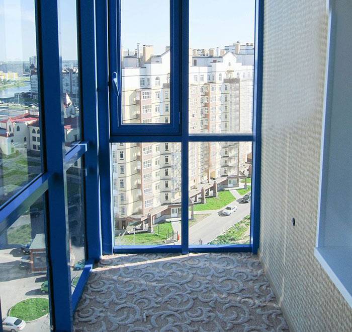 Panoramische beglazing van een balkon: soorten en kenmerken van technologie