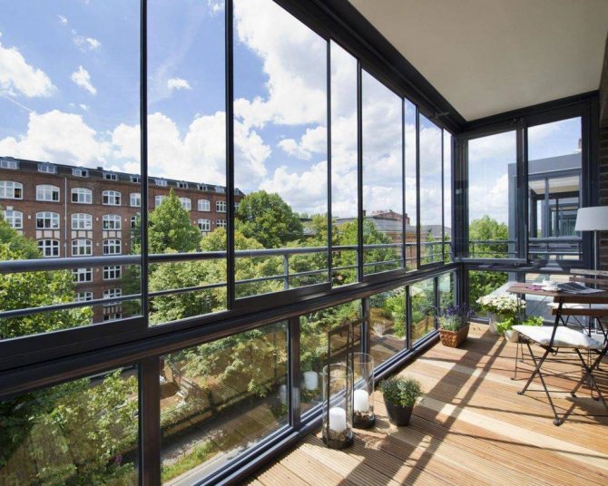 Panoramische beglazing van een balkon: soorten en kenmerken van technologie