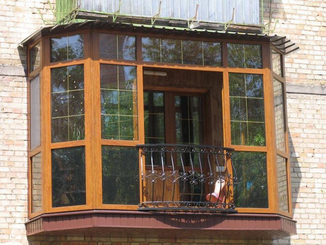 Panoramische beglazing van een balkon: soorten en kenmerken van technologie