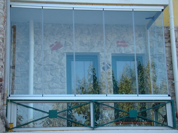 Panoramische beglazing van een balkon: soorten en kenmerken van technologie