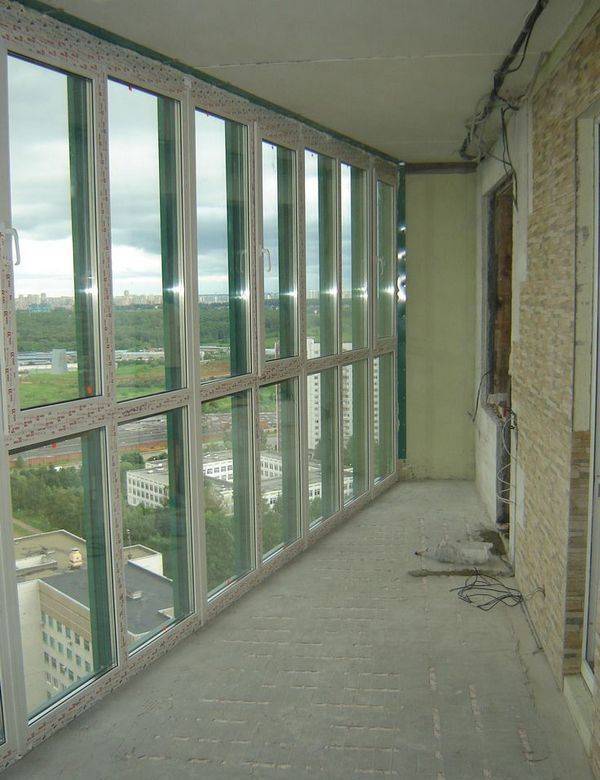 Panoramische beglazing van een balkon: soorten en kenmerken van technologie