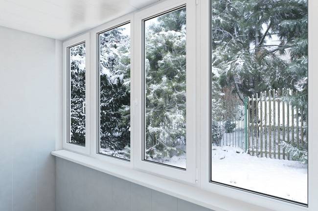 Panoramische beglazing van een balkon: soorten en kenmerken van technologie