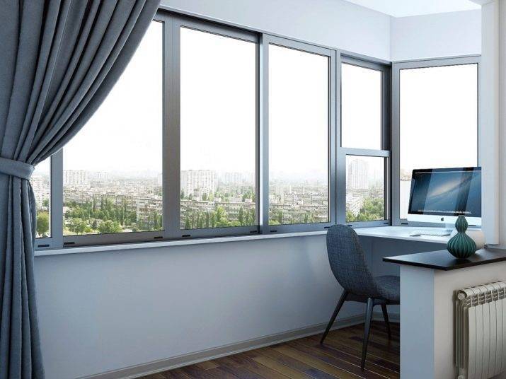Panoramische beglazing van een balkon: soorten en kenmerken van technologie