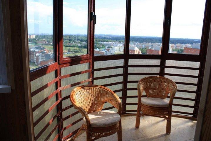 Panoramische beglazing van een balkon: soorten en kenmerken van technologie