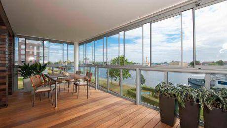 Panoramische beglazing van een balkon: soorten en kenmerken van technologie